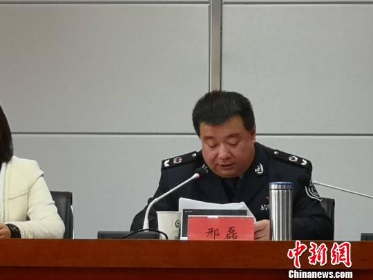 兰州市烟花爆竹安全管理领导小组办公室主任邢磊发布《关于近郊四区2018年春节期间允许燃放烟花爆竹时间和禁放禁售烟花爆竹区域范围的公告》、《兰州市禁止经销燃放烟花爆竹产品目录公告》、《关于公布2018年全市烟花爆竹零售网点的公告》内容。 刘薛梅 摄