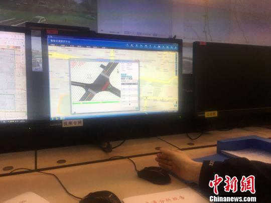 兰州市公安局交警支队自主创新研发智能交通管控平台,对南北滨河路等6条主干线实施早晚高峰交通信号“慢进快出”的策略优化,通过视频监控适时调整信号灯时间,进行远程信号灯干预,以缓解部分道路拥堵情况。 张婧 摄