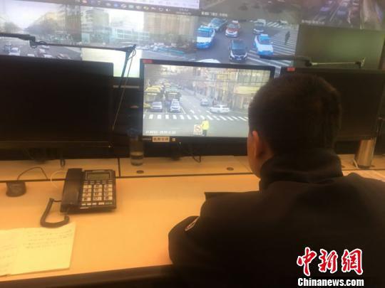 图为在兰州市公安局交警支队交通指挥中心,民警紧盯电脑屏幕,进行实时监控,哪个路段有拥堵,为什么拥堵,屏幕上显示得一清二楚。 张婧 摄