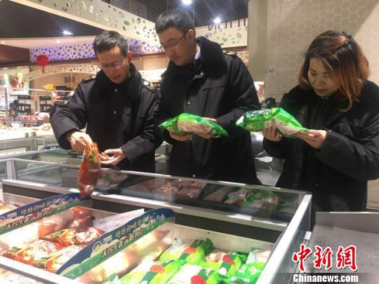 连日来,兰州市临夏路食药所工作人员对辖区春节前食品安全监管工作进行实地检查、调研。 张婧 摄