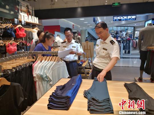 资料图。2017年,甘肃出入境检验检疫局开展目录外消费品专项抽查。 钟欣 摄