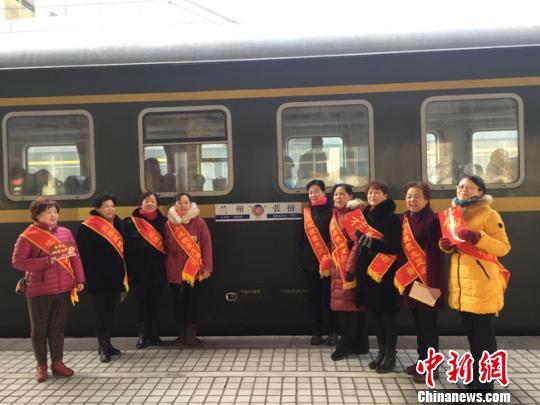 年关将至,兰州客运段“晚霞服务队”的志愿者在火车站为旅客提供乘车服务。 杨娜 摄