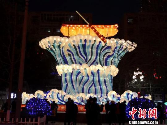 图为以兰州羊皮筏子为主题的灯组,寓意勇往直前、知难而上。 杜萍 摄