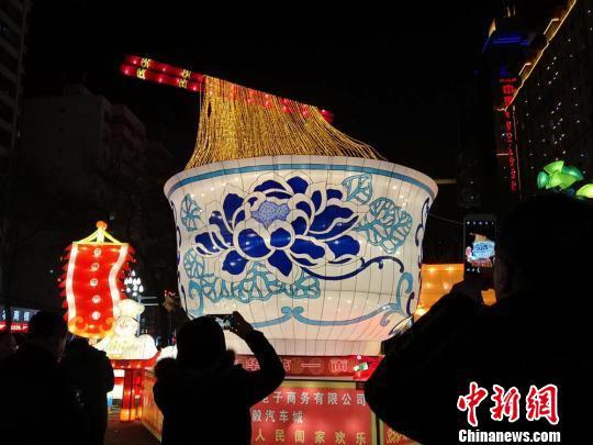 图为灯会上,以兰州牛肉面为主题的灯组。 杜萍 摄