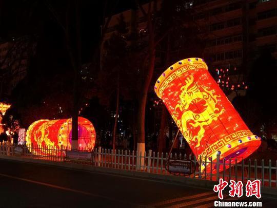图为以“天下第一鼓”——兰州太平鼓为主题的灯组。 杜萍 摄