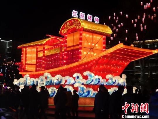 图为按同比例制作的,以1921年中国共产党第一次全国代表大会在浙江嘉兴南湖的一条游船为原型的“红船精神”灯组。 杜萍 摄