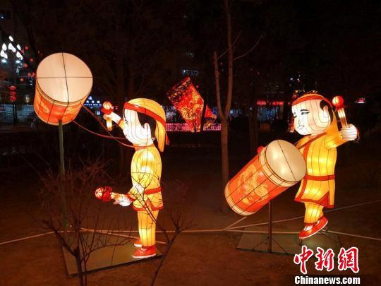 兰州太平鼓舞已有六百余年的历史,素有“天下第一鼓”之称。2006年,兰州太平鼓经国务院批准列入第一批国家级非物质文化遗产名录。 杜萍 摄