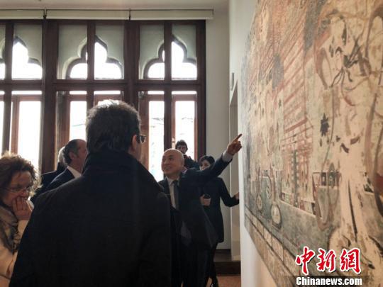 图为敦煌研究院院长王旭东向参观者现场讲解。敦煌研究院供图