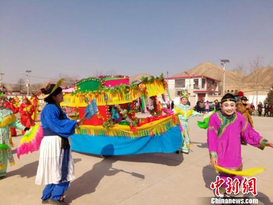 图为魏建孔身着媒婆装,脚踩绣花鞋表演旱船。 闫姣 摄