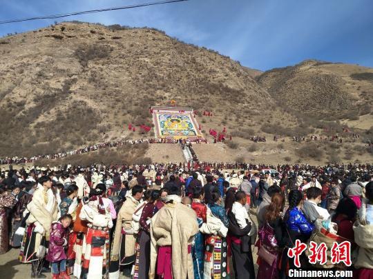 图为信徒们在山下排队瞻佛。 拉毛草 摄