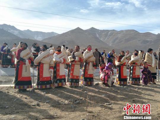 图为身着民族服饰的民众。 拉毛草 摄