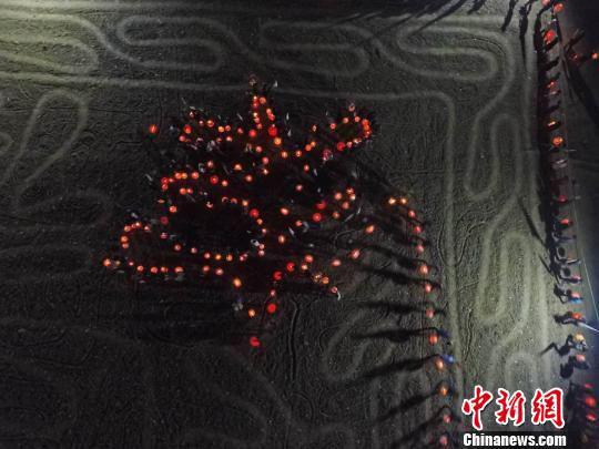 图为转灯队伍“踩字”。 杨艳敏 摄