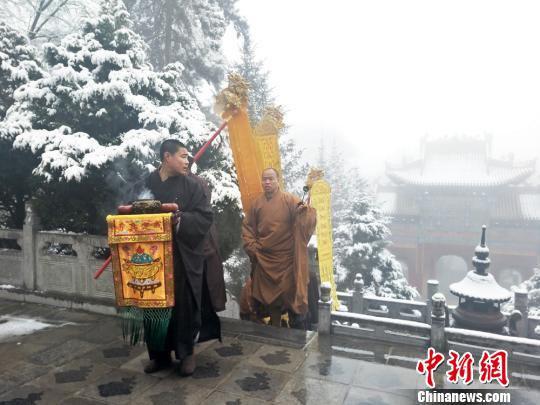 图为僧人举行祈福活动。 徐振华 摄