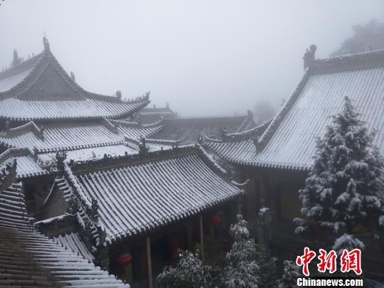 图为雪后的古刹。 徐振华 摄