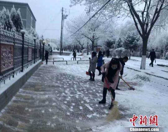1月5日,甘肃武威市古浪县民众清理积雪。 钟欣 摄