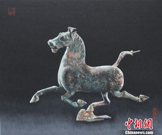 图为用中国非遗苏绣“绣”出的马踏飞燕。 钟欣 摄