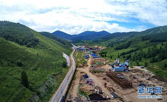 这是2017年7月29日拍摄的张家口市崇礼区密苑云顶滑雪场扩建工地现场。新华社记者 杨世尧 摄