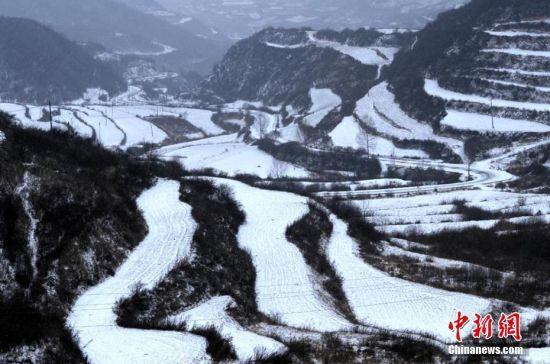 山川被白雪覆盖,层次分明。窦苗苗 摄