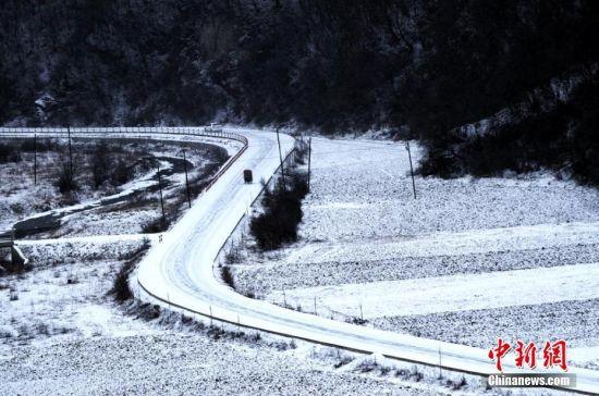 白雪“染白”了公路,如玉带飘扬。窦苗苗 摄