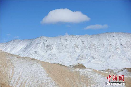蓝天白云的映衬下,雪山层峦叠嶂,处处呈现银装素裹的高原雪景。高宏善 摄