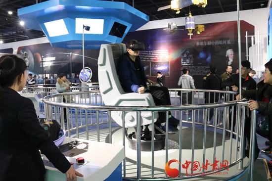 市民头戴VR眼镜体验在太空中飞行的感觉