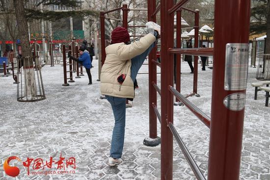 即使下雪,也抵挡不了老人晨练的步伐。