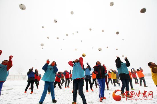 中连川小学足球专业的孩子们在雪地里集训
