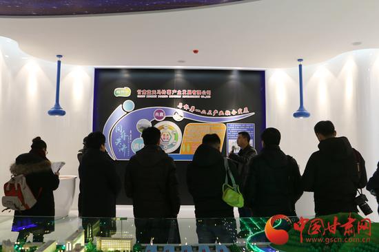 记者参观甘肃蓝天马铃薯产业发展有限公司文化
