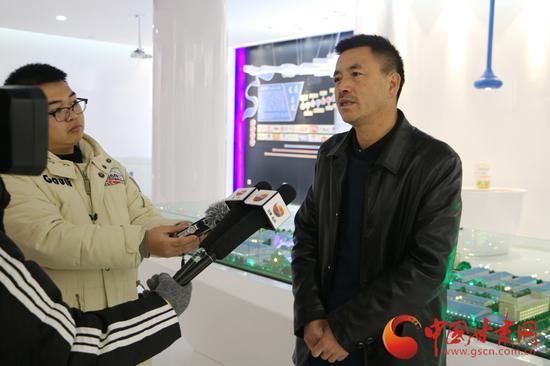 李仲接受记者采访