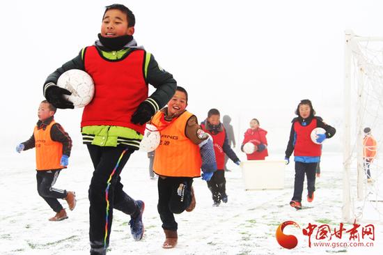 孩子们在雪地里比拼