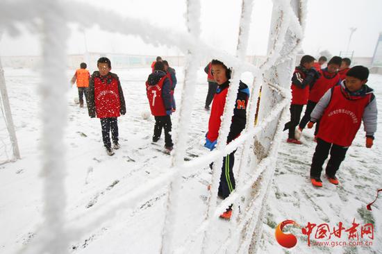 中连川学校地处榆中北山深处,一到冬天,气温可达到零下20度。