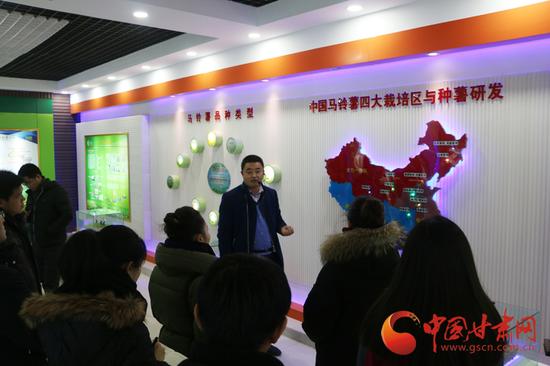 李永兴向记者介绍公司情况