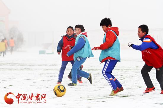 孩子们在雪地里比拼