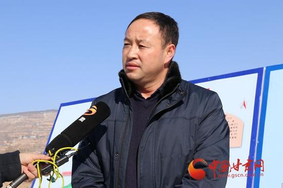 樊对对接受记者采访