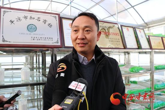 王宏宇接受记者采访