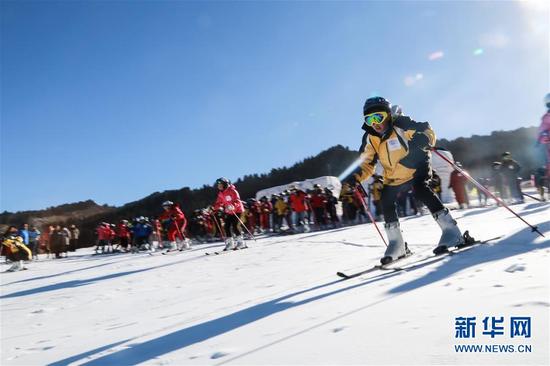 这是2015年1月18日,小运动员们在青海大通鹞子沟滑雪场体验滑雪乐趣。新华社记者 吴刚 摄