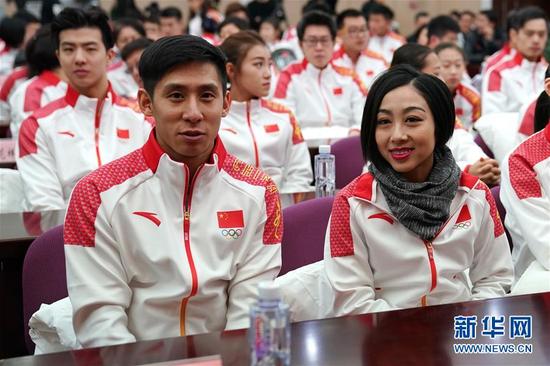 这是2018年1月31日,参加2018年平昌冬奥会的花样滑冰运动员隋文静(前右)、韩聪(前左)在平昌冬奥会中国体育代表团成立暨动员大会上。新华社记者 鞠焕宗 摄