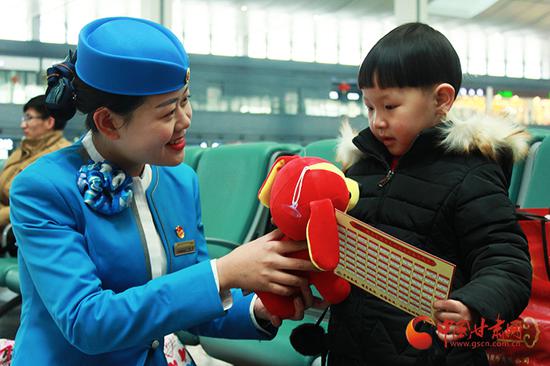 乘务人员给小朋友送礼物