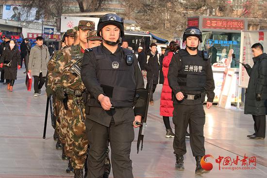巡逻的武警官兵守护安全