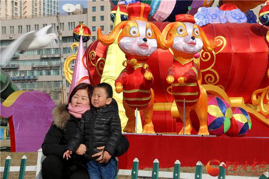 一对母子在灯展前拍照