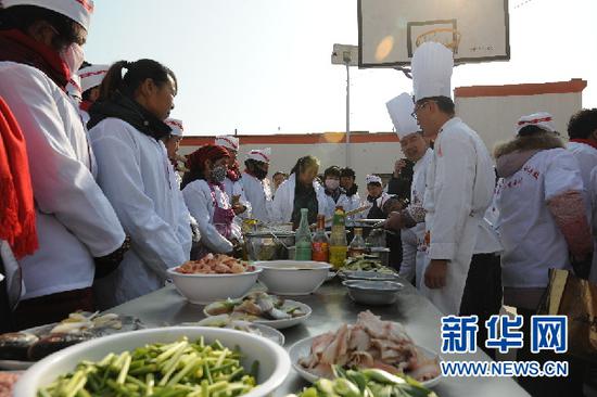 师傅们现场为下泥湾村村民现场教学