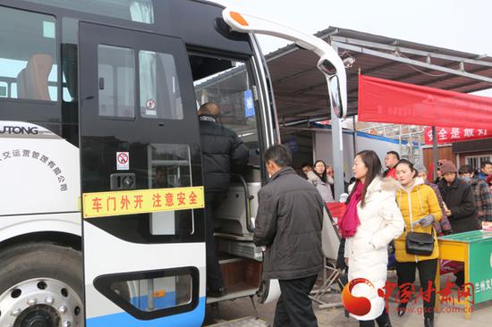 旅客排队上车,平安出行。