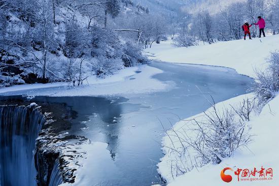 2月21日,游客在祁连山脉观景赏雪。