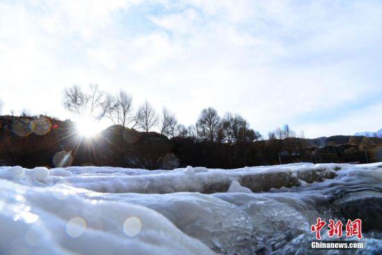 阳光下璀璨晶莹的冰瀑。武雪峰摄