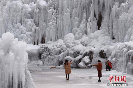 冰挂景观让游客仿佛置身于一个美丽的冰雪世界。史有东摄