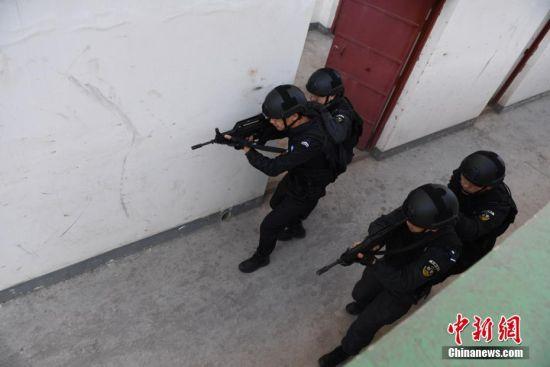 四人警组战术搜索。