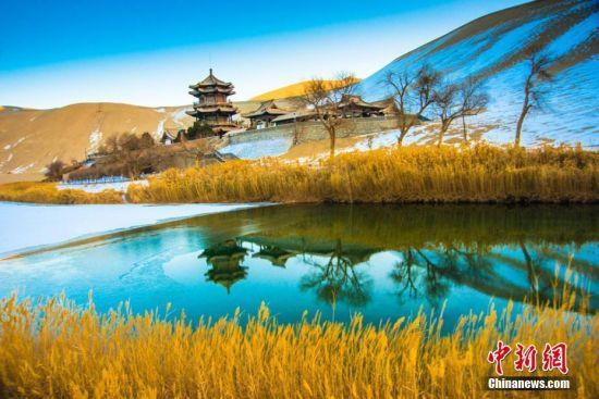 图为1月24日,“沙雪交融”的迷人月牙泉。 王斌银 摄
