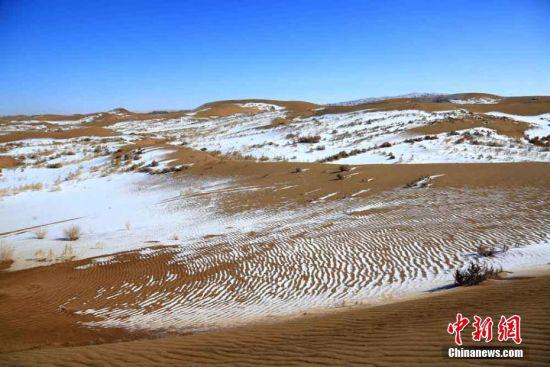 “沙雪交融”的大漠美景。