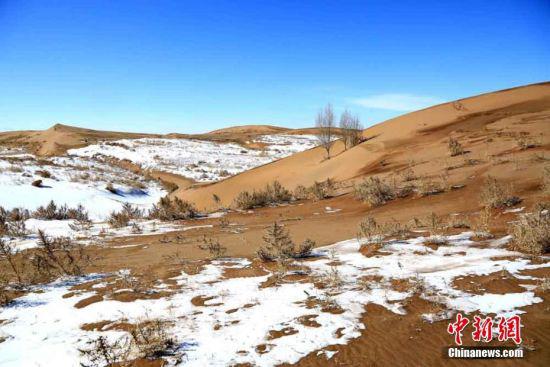 蓝天、黄沙、白雪构成河西走廊别样风景。