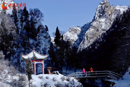 2月21日,游客在祁连山脉观景赏雪。